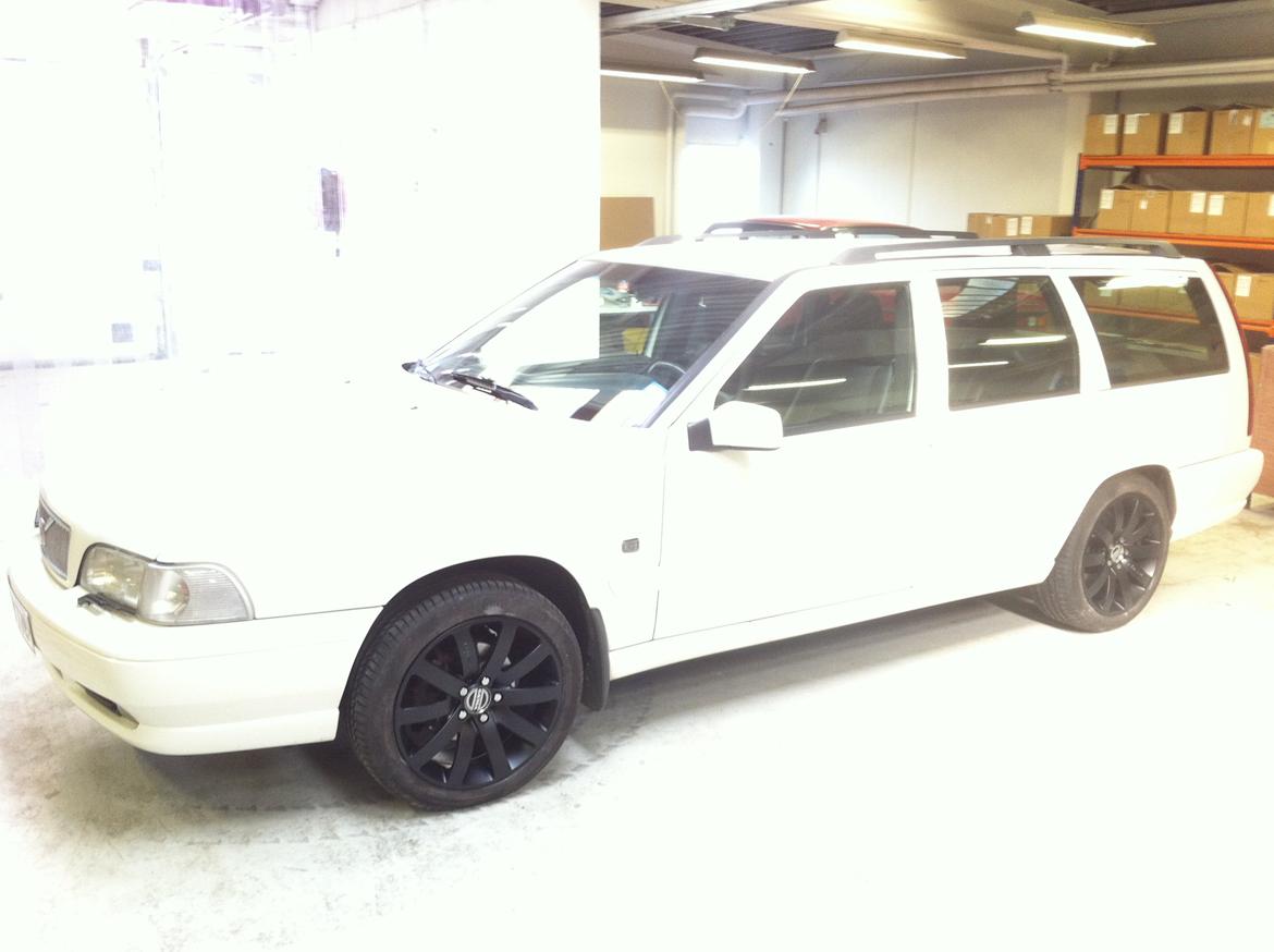 Volvo V70 - Så er der nymalede sommerhjul og spoiler på. Kattens de lover sne - kunne ikke vente.  billede 12