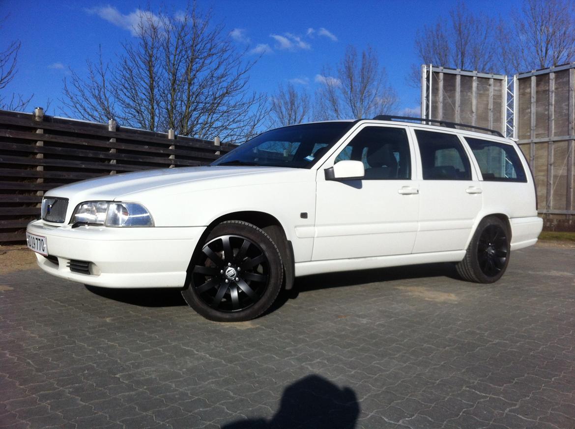 Volvo V70 - Så er der nymalede sommerhjul og spoiler på. Kattens de lover sne - kunne ikke vente.  billede 13