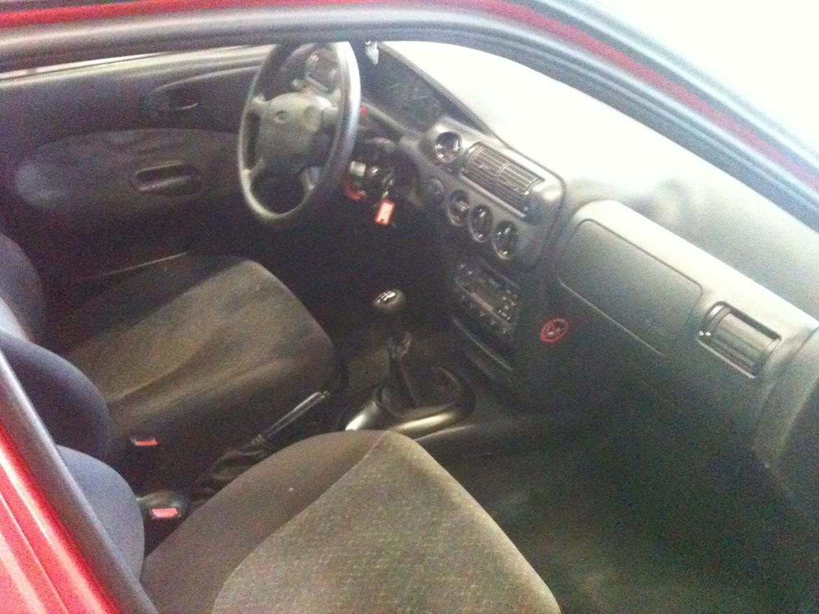 Ford Escort Estate Van 1,8 ZeTec, "Fizz-Mobilen" - Der er kommet plast rundt om rattet igen. billede 11