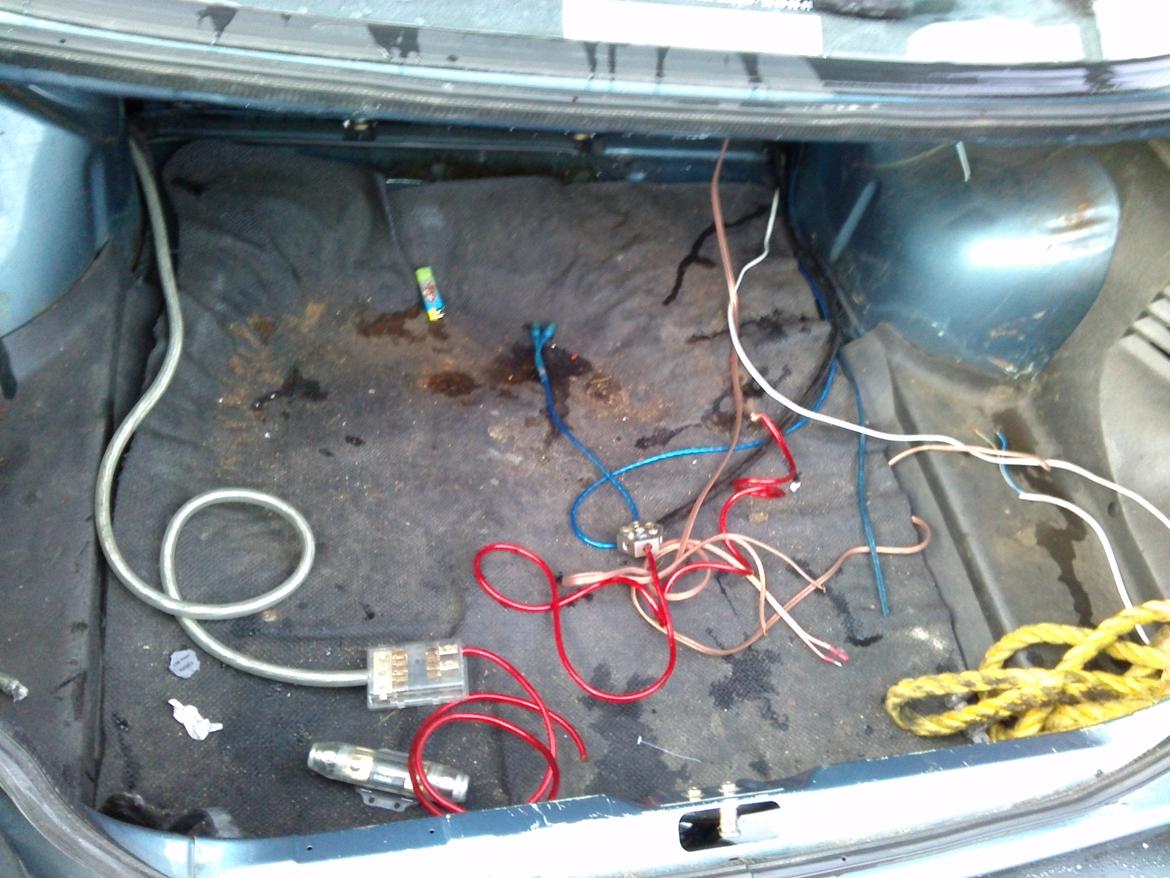 VW jetta - bagagerummet som man kan se er der trukket en masse ledninger til stort anlæg. billede 18