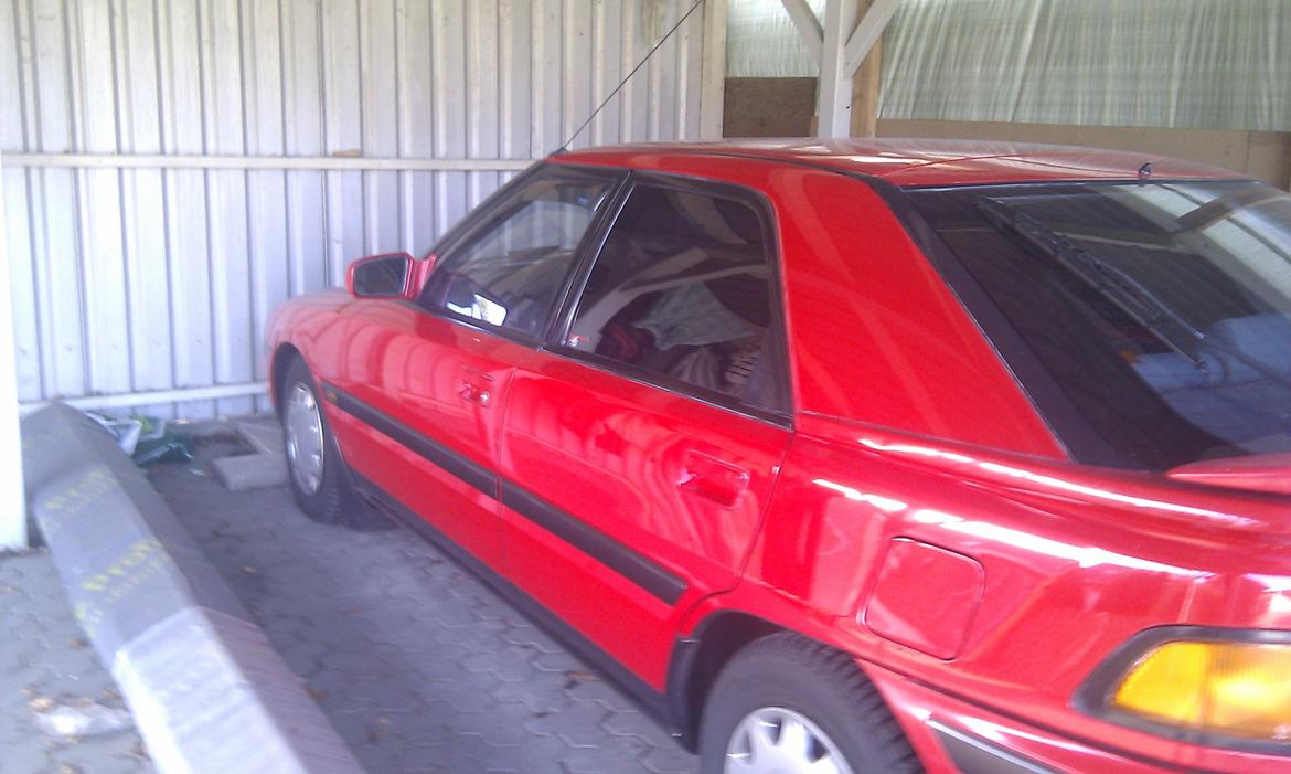 Mazda 323 F GLX - holder i skygge for solen billede 12