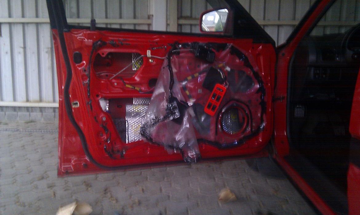 Mazda 323 F GLX - Støjdæmpning af føredøre og højre fordør billede 16