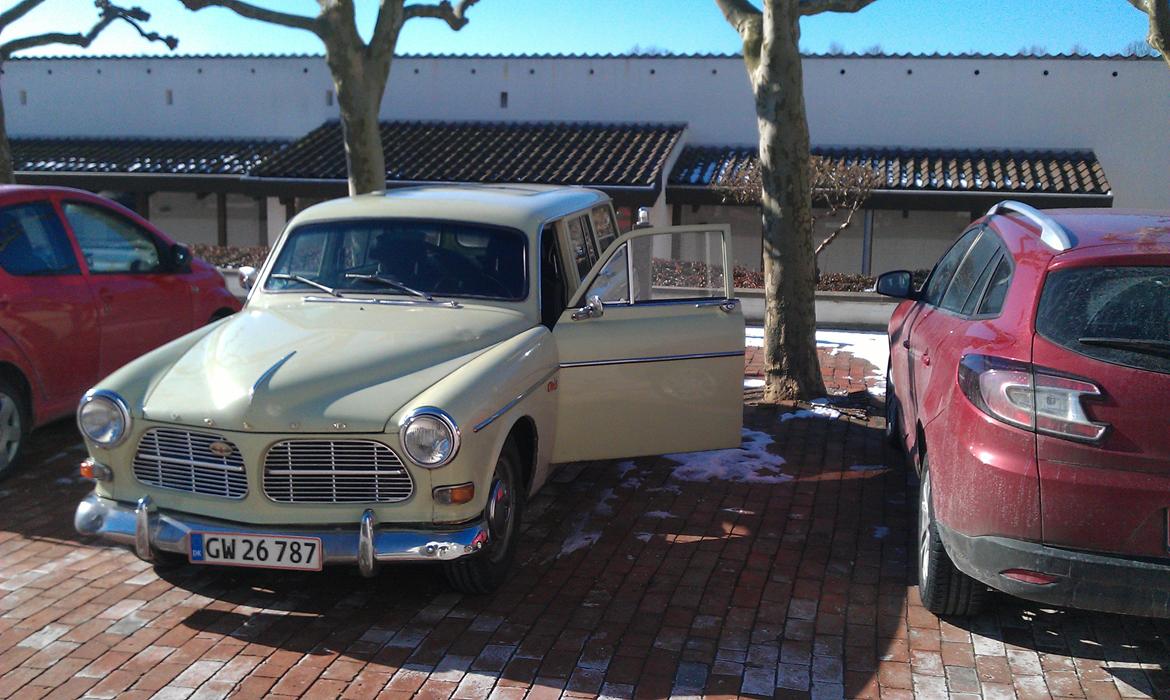 Volvo Amazon P2234VF "Herregård" - Bare lige for at vise, at den præsenterer sig super flot lige foran hovedindgangen til Konventum i Helsingør på en iskold søndag i marts 2013 billede 16