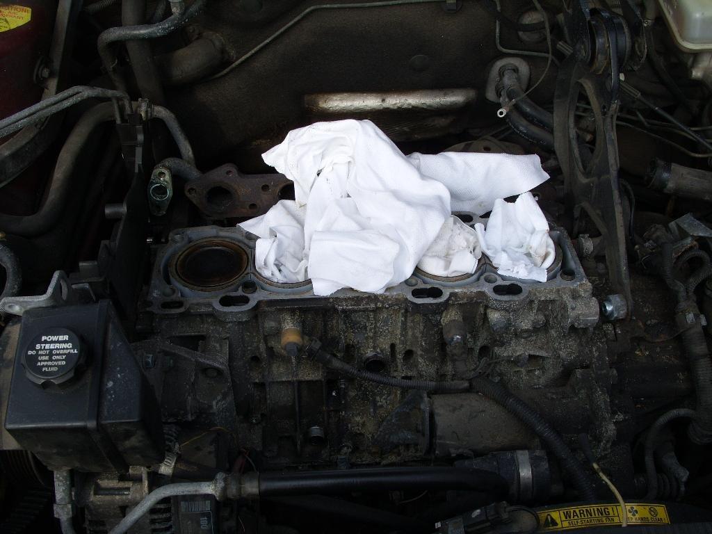 Volvo 850 GLE STC - Den defekte motor block nu med rust i cylindervægen på cyl 4. anden blok haves som skal samles med nye dele. billede 13