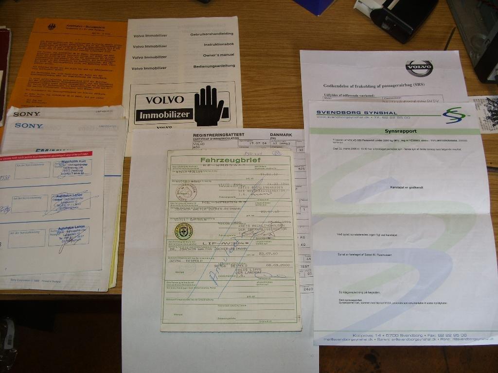 Volvo 850 GLE STC - Masser af papir på bilen lækkert at se billede 16