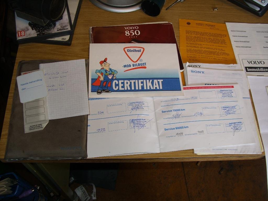 Volvo 850 GLE STC - Masser af papir på bilen lækkert at se billede 17