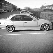 BMW 323i
