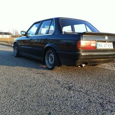 BMW E30 320i