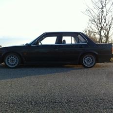 BMW E30 320i