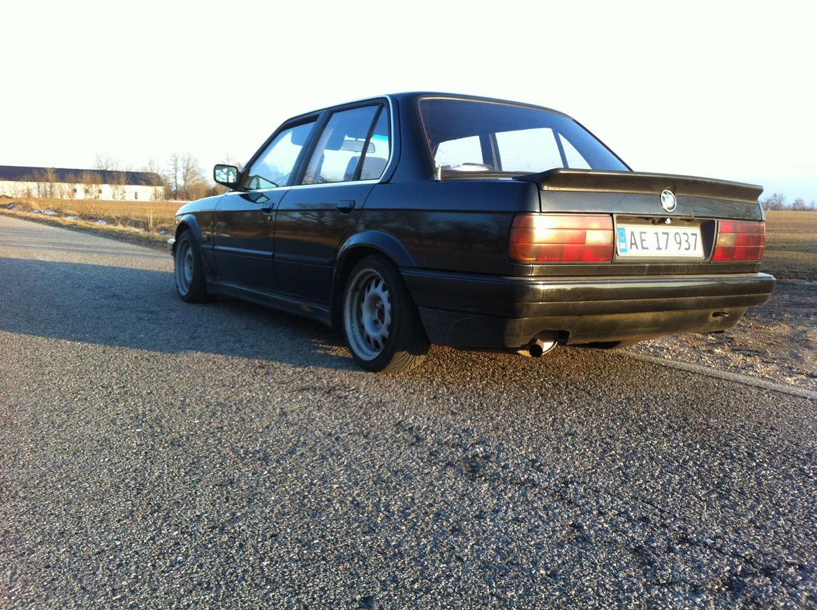BMW E30 320i billede 1