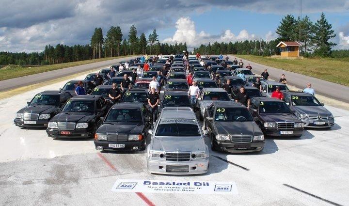 Mercedes Benz 190E 3.2 AMG - Min bil nr 3 fra venstre på Mercedes-Benz treff Vålerbanen 2012 billede 16