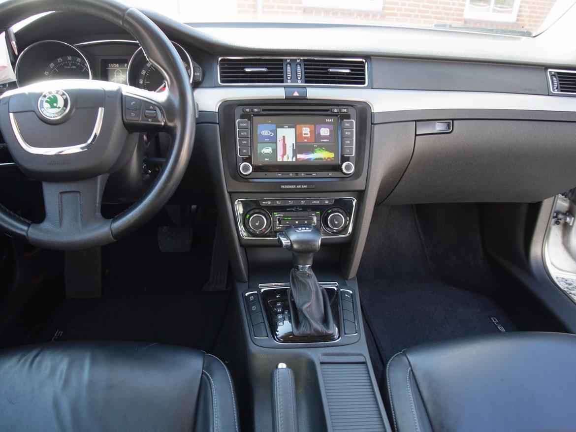 Skoda Superb 2,0 TDI DSG Elegance twindoor - Navi samt mulighed for opkobling til internet via WiFi.  billede 11