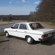 Mercedes Benz 230E - W123