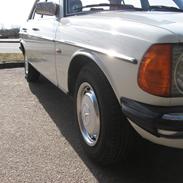 Mercedes Benz 230E - W123