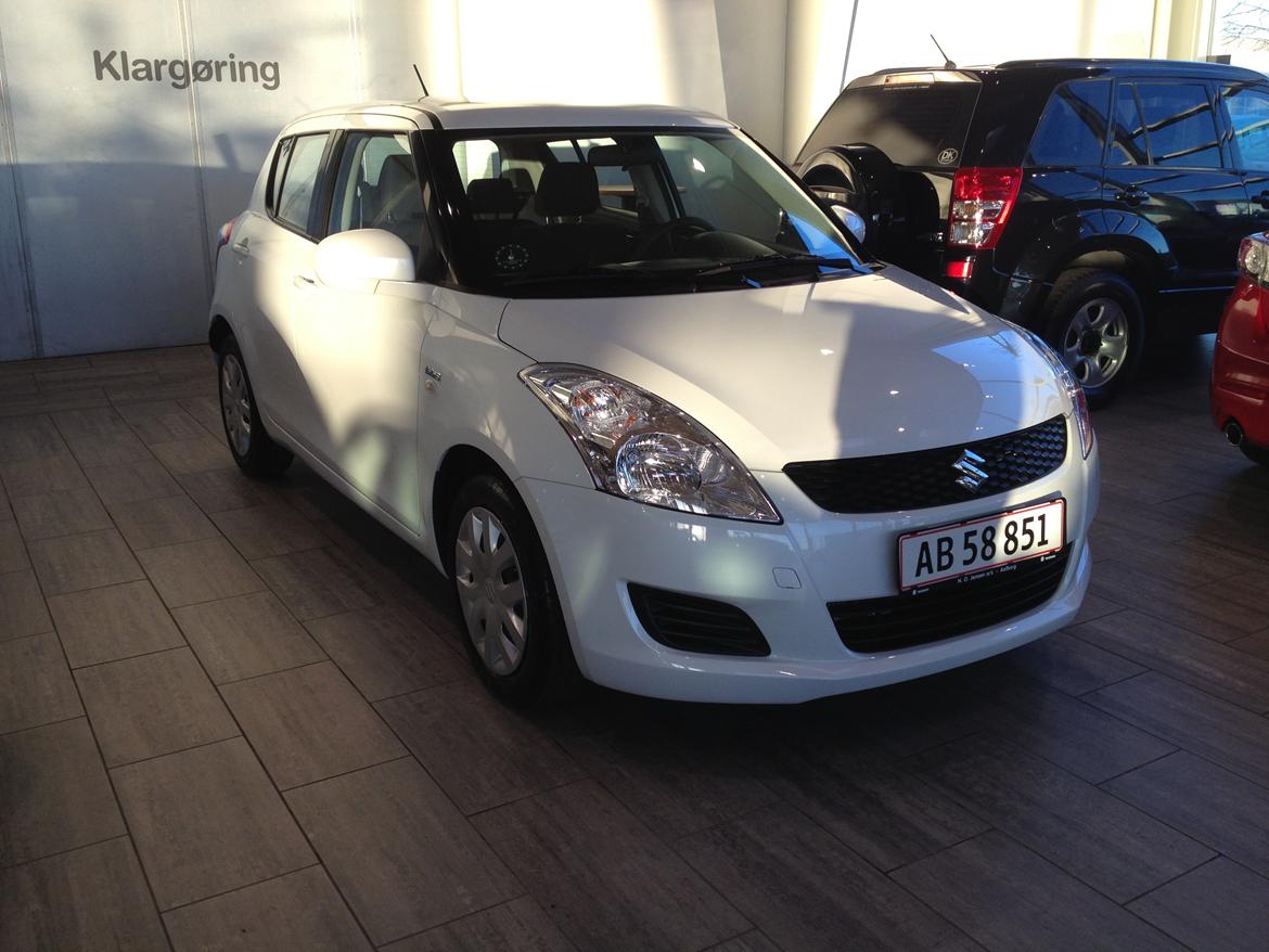 Suzuki SWIFT - LIGE HENTET DEN I VED FORHANDLEREN KUN KØRT 5KM billede 1