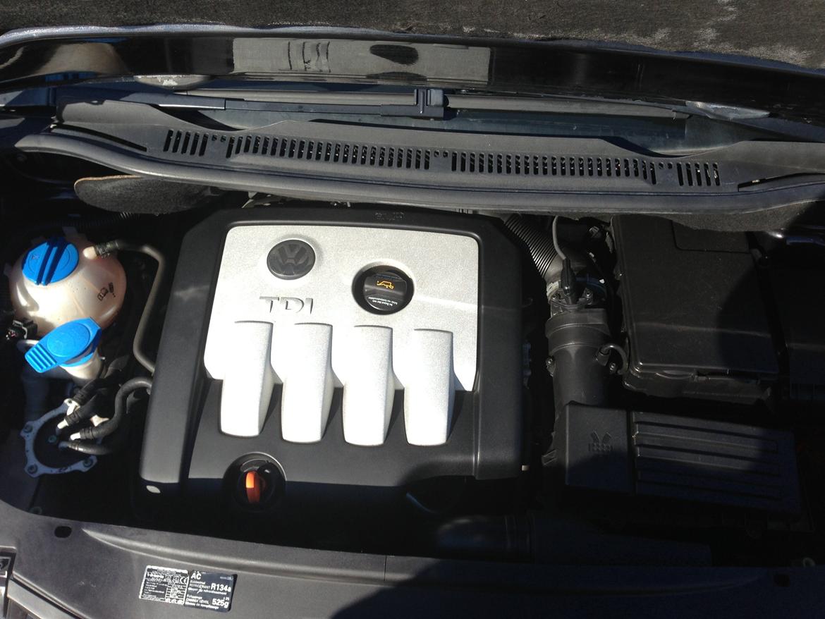 VW Touran 2,0TDI (Total skadet) billede 20