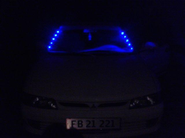 Mitsubishi Lancer glxi * købt igen * - Lidt tivoligejl, 6 dioder i hver side der kun tænder når man åbner døren, eller self på kontakten til loftlys billede 1