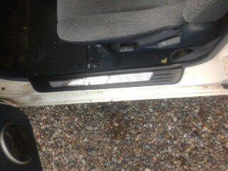 Mitsubishi Lancer glxi * købt igen * - Jah indstigningslisten skulle osse lige ha lidt gejl, den var blå før, borring... billede 7