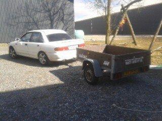 Mitsubishi Lancer glxi * købt igen * - Lige ved at gøre klar til en tur på losseren, godt nok er det ikke en vildt gejlet brian bil, men kæft de gamle kigger alligevel lidt når man kommer i sådan en bil med trailer efter fyldt med lårt :) billede 16