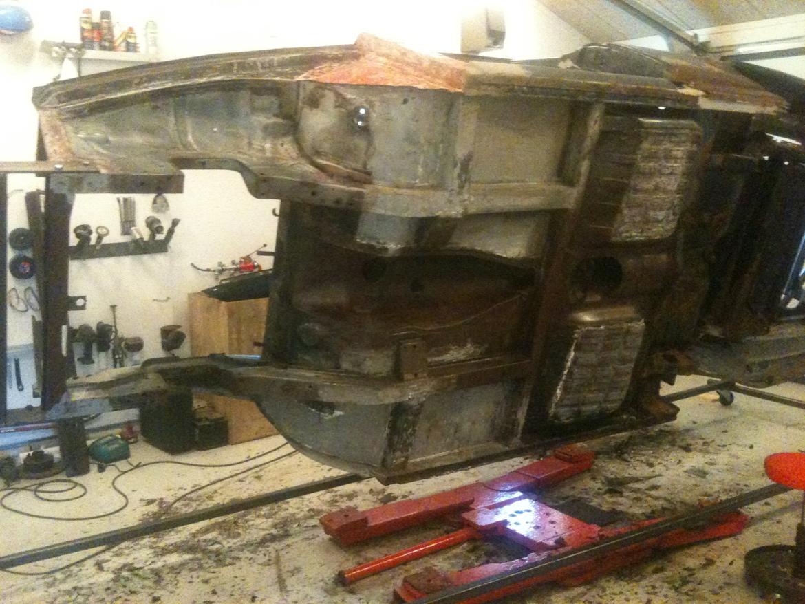 Volvo Amazon - Først varmepistol og spartel
derefter klud og cellulose... nå ja 10 ltr af det... billede 14