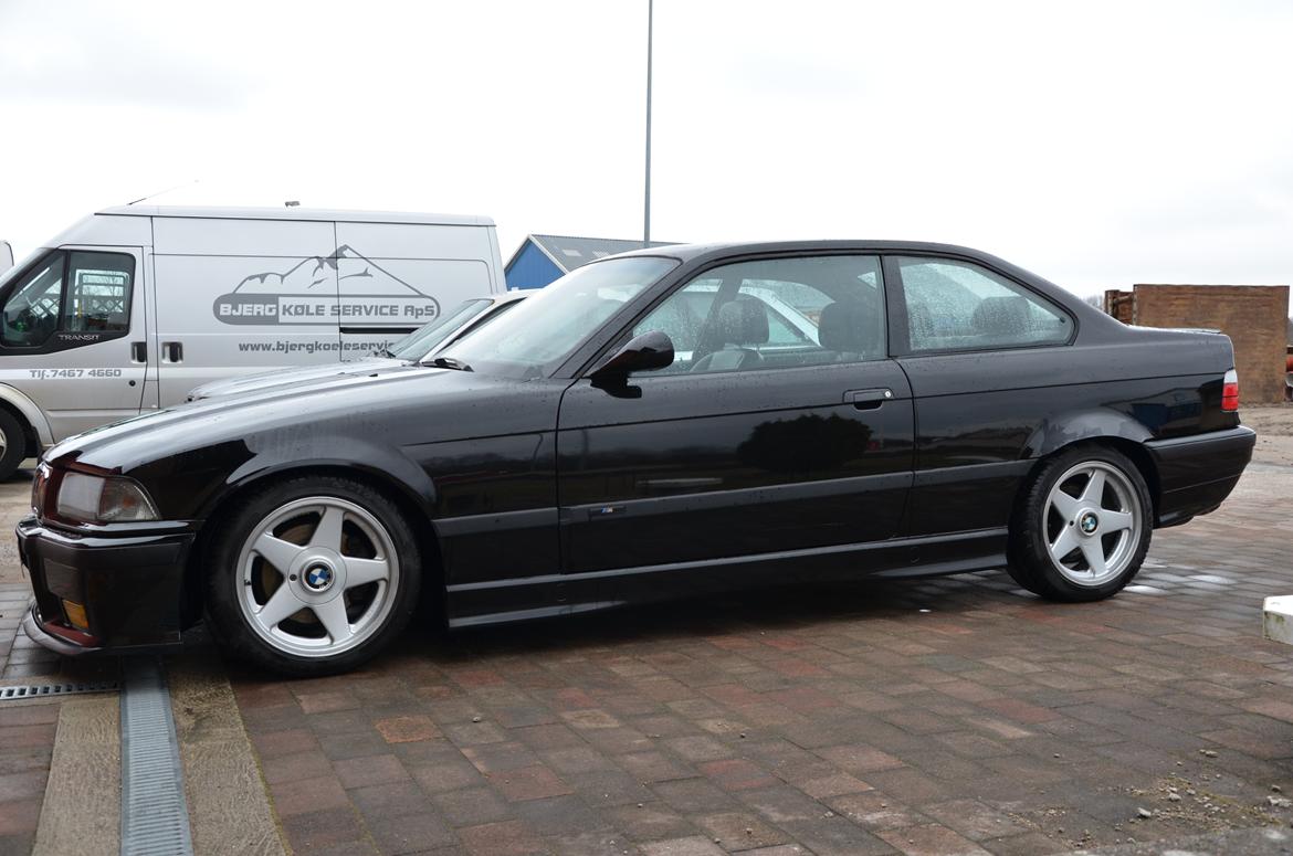 BMW E36 325i Coupé - Her med de små 16" AZEV fælge... De er nu fine :) billede 14