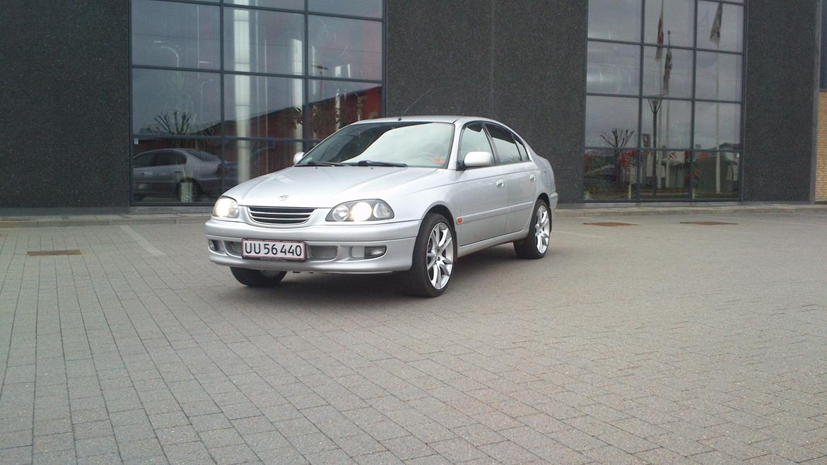 Toyota Avensis 1.8 Sol - Før sænkning og gamle 18" fælge. billede 4