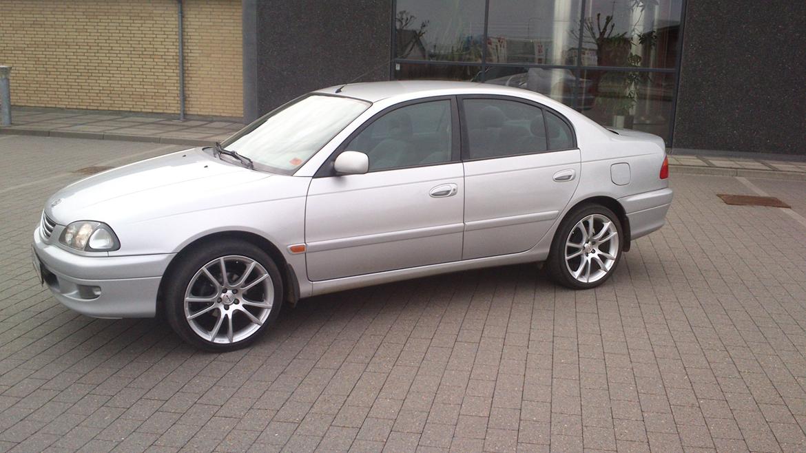 Toyota Avensis 1.8 Sol - Før sænkning og gamle 18" fælge. billede 5