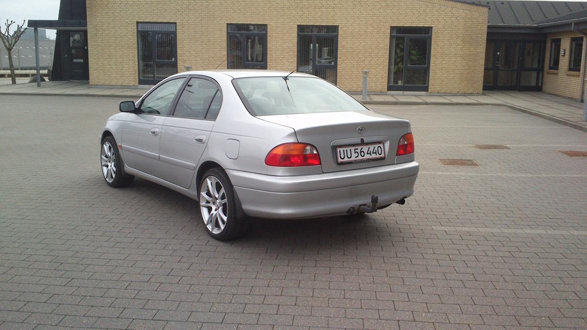 Toyota Avensis 1.8 Sol - Før sænkning og gamle 18" fælge. billede 6