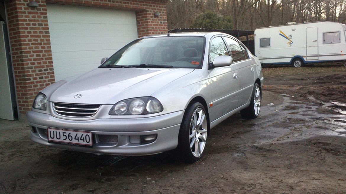 Toyota Avensis 1.8 Sol - Før sænkning og gamle 18" fælge. billede 15