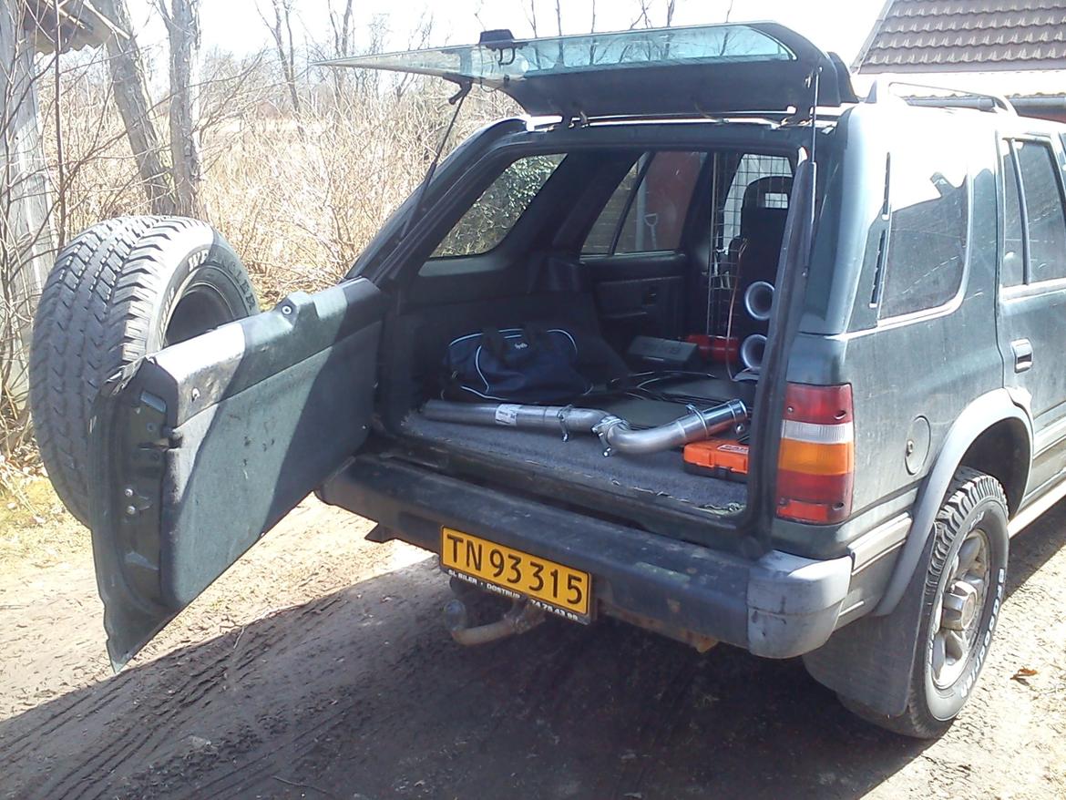 Opel Frontera ***Hulken***  (Solgt) - Bagagerummet med den nye sidepipe billede 12
