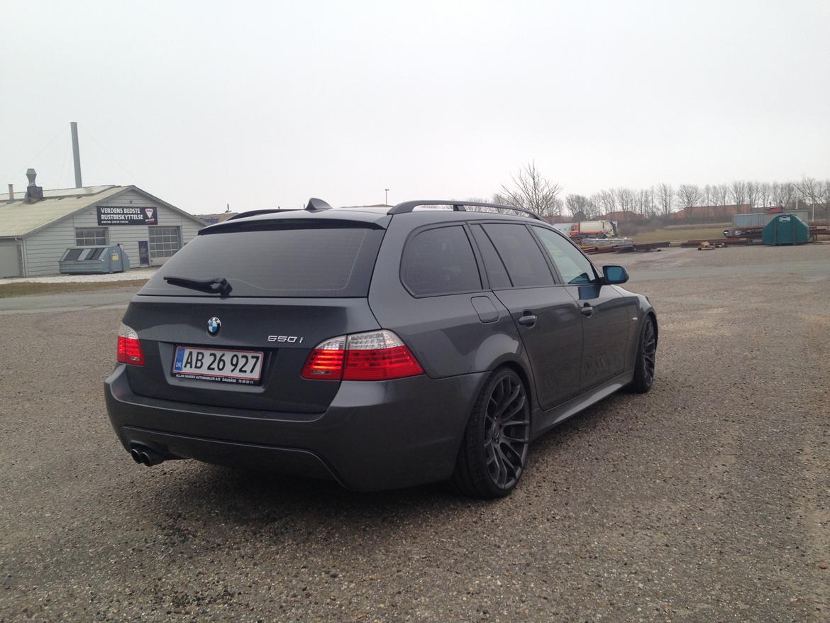 BMW E61 550i touring - Med shadowline samt LCI baglygter billede 3