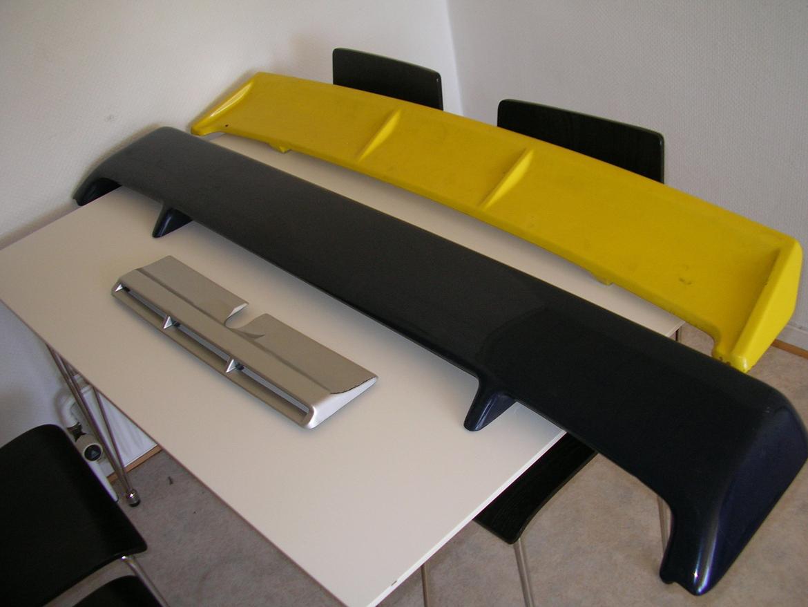 Volvo 740 GLT 16V - snowcap, samt en orginal 700 vinge. den gule gruppe A vinge er til en Volvo 240 og høre ikke med til projektet :) billede 14