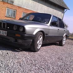 BMW E30 320i