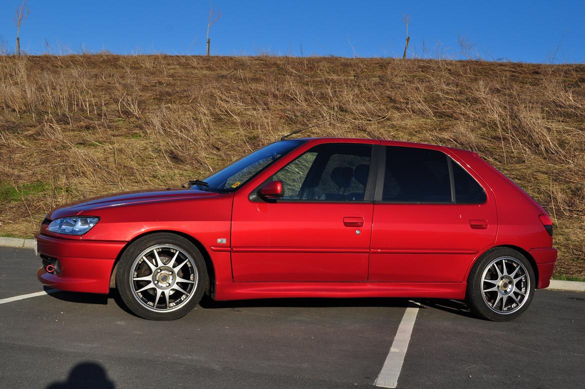 Peugeot 306 - Fælgene har lidt en smule, men de er lige og ser udmærket ud! :D billede 4