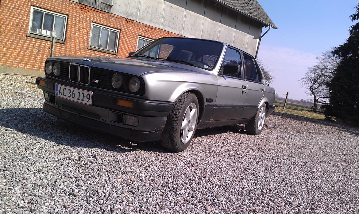 BMW E30 320i billede 1