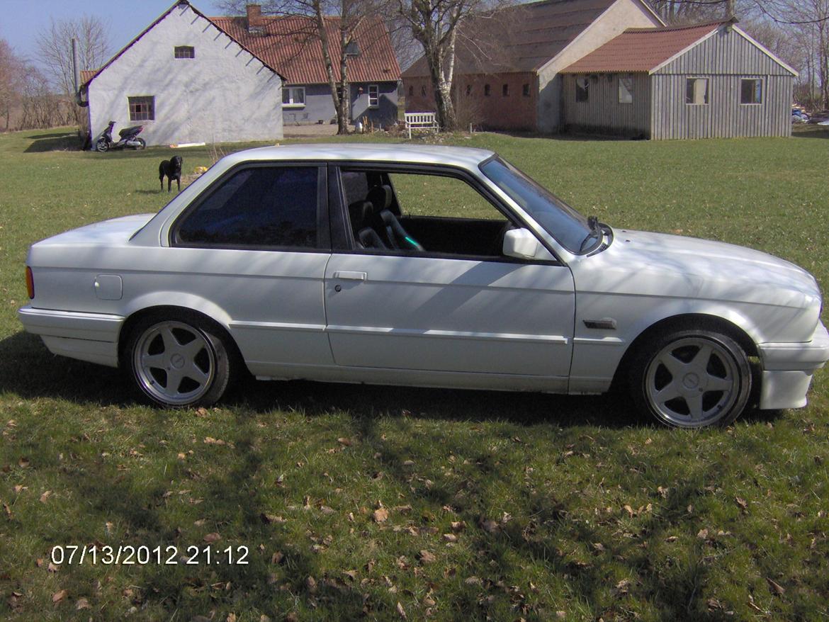 BMW E30 320i coupe - Billedet er taget d 22/4 2013. Datoen på mit kamera passer ikke. billede 4