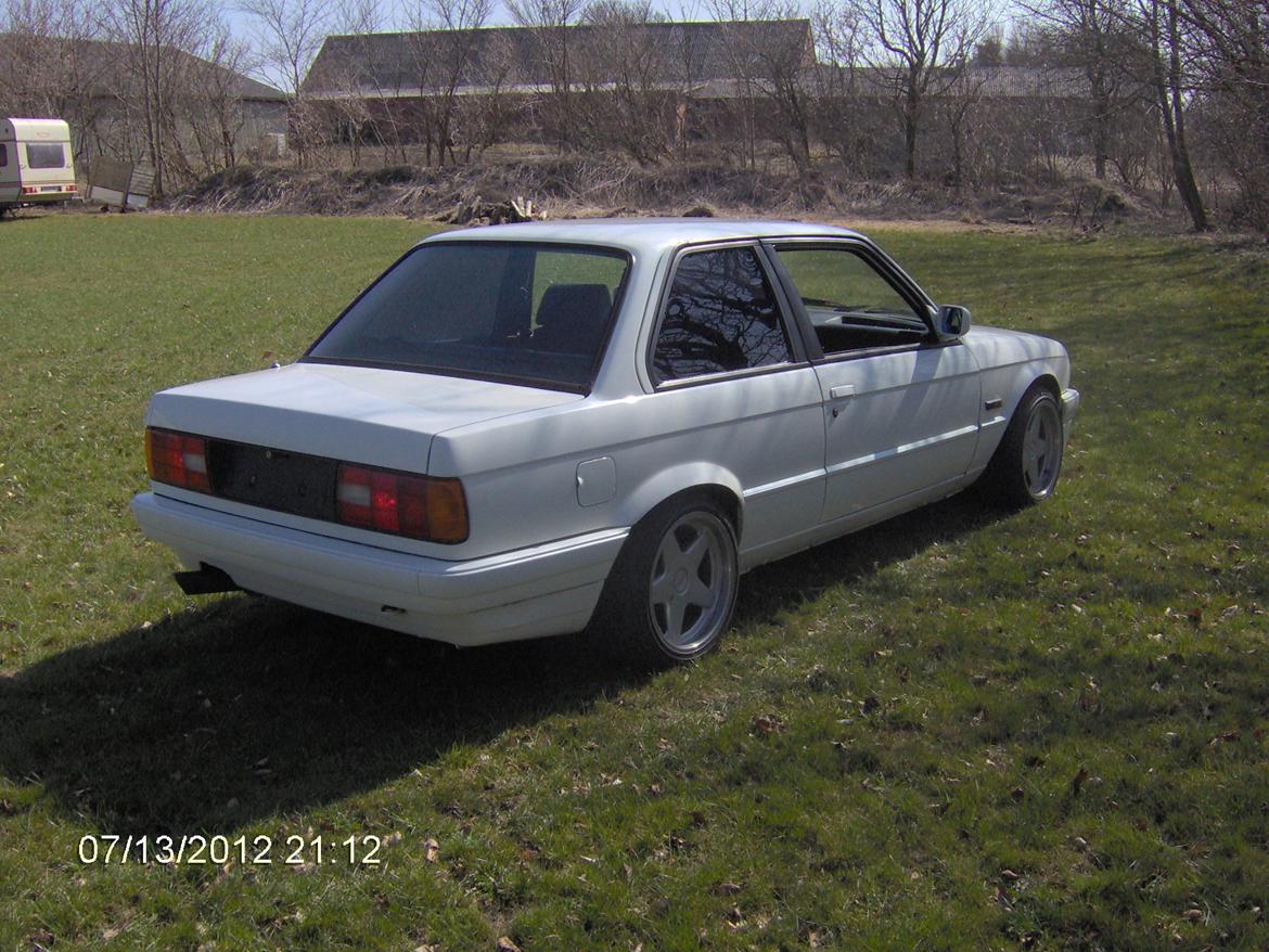BMW E30 320i coupe - Billedet er taget d 22/4 2013. Datoen på mit kamera passer ikke. billede 5