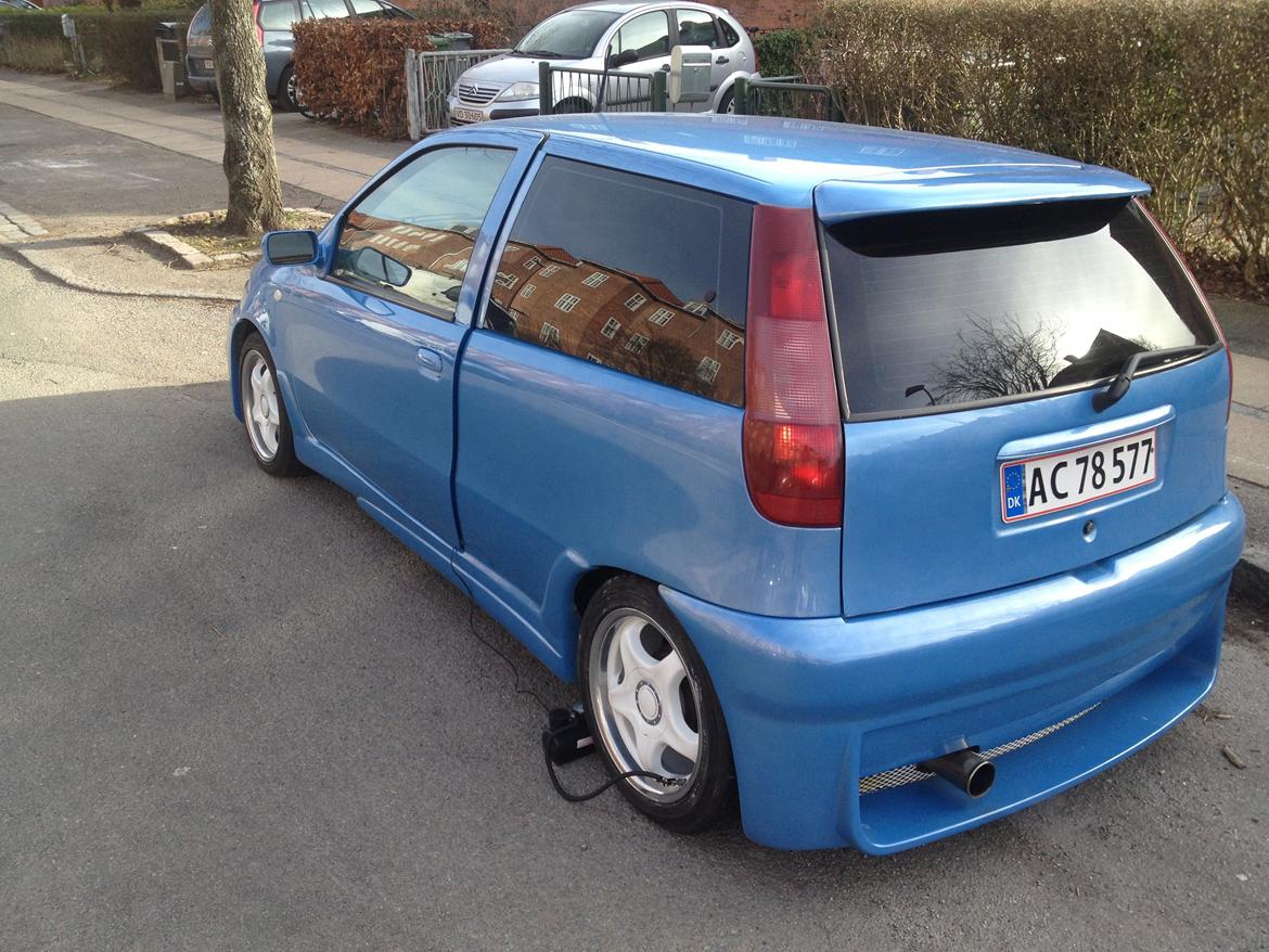 Fiat Punto  THE BLUE ANGEL ( Tidl. Bil ) - De hvide rial fælge som kommer på når del ige er tilpasset her var de ikke tilpasset og sat på som prøve og det flade dæk er udskiftet billede 13