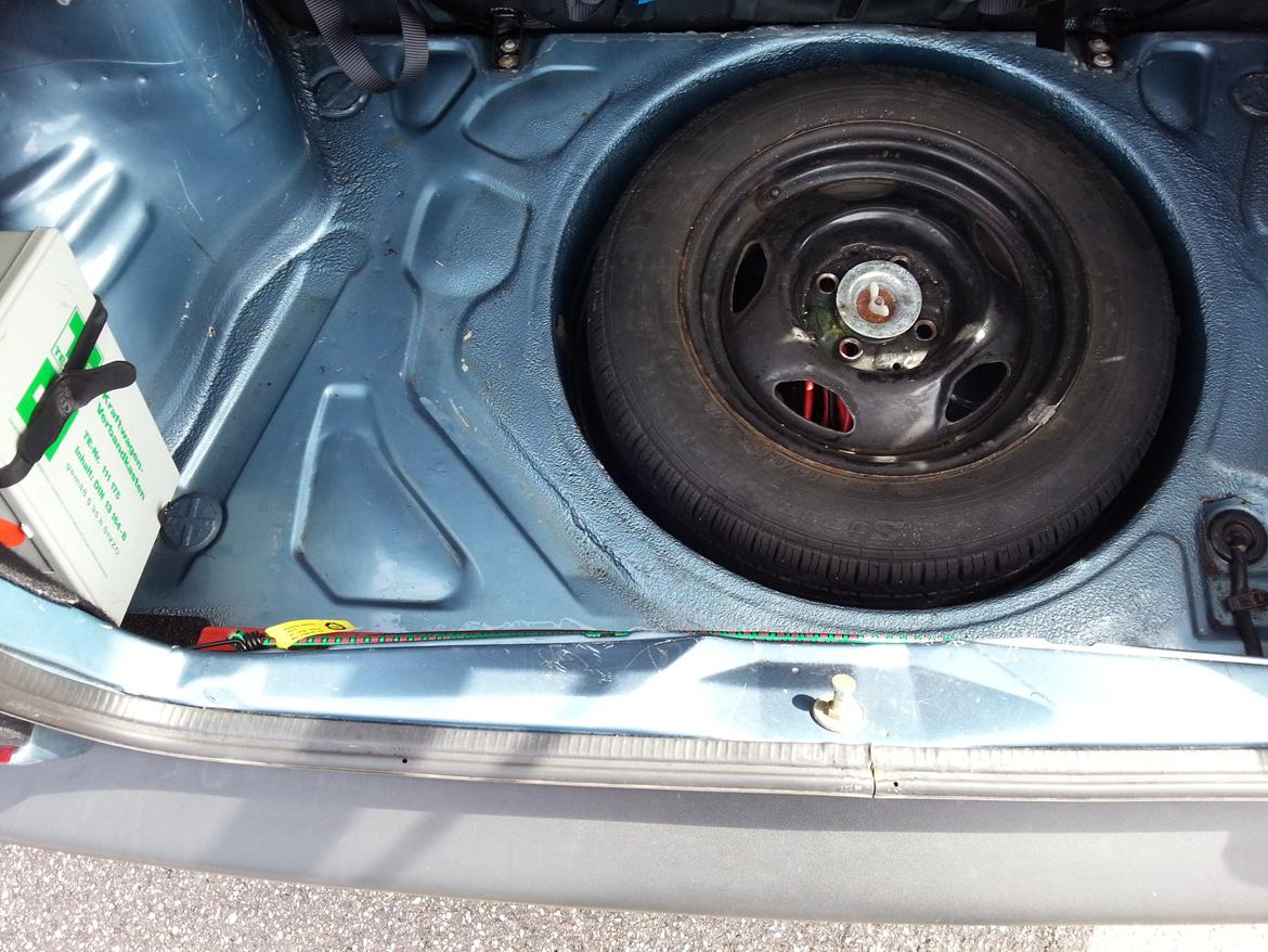 VW Polo 86c GT Coupé - Læg mærke til original anno 1991 førstehjælps kasse, ubrugt til venstre. billede 11