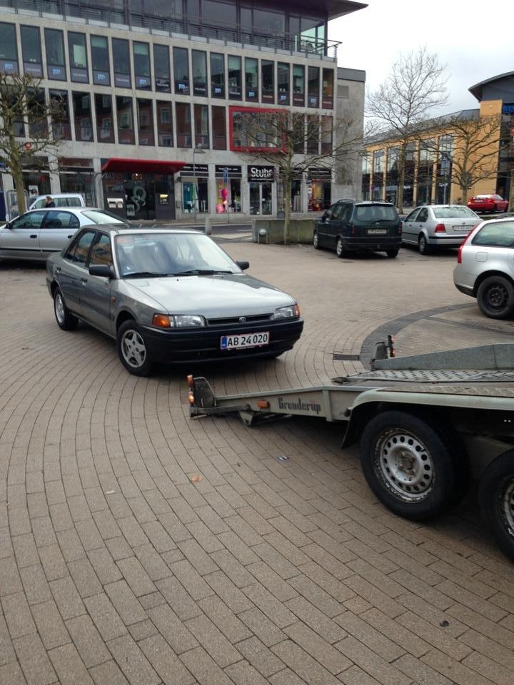 Mazda 323 BG LX - Dagen efter jeg havde hentet den, hvor nøglen måtte bukke under for vinterens kulde.. billede 16