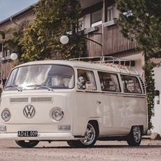 VW T2 Deluxe Camper bus "Ollie"