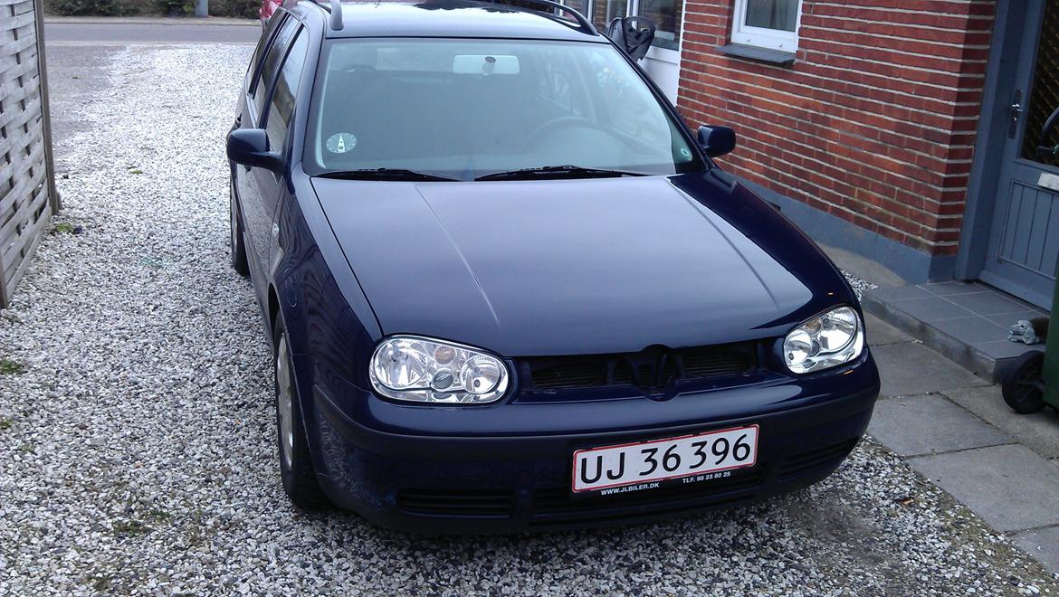 VW Golf 4 Variant - Lige i mens den anden kofanger er ved maleren :) billede 2