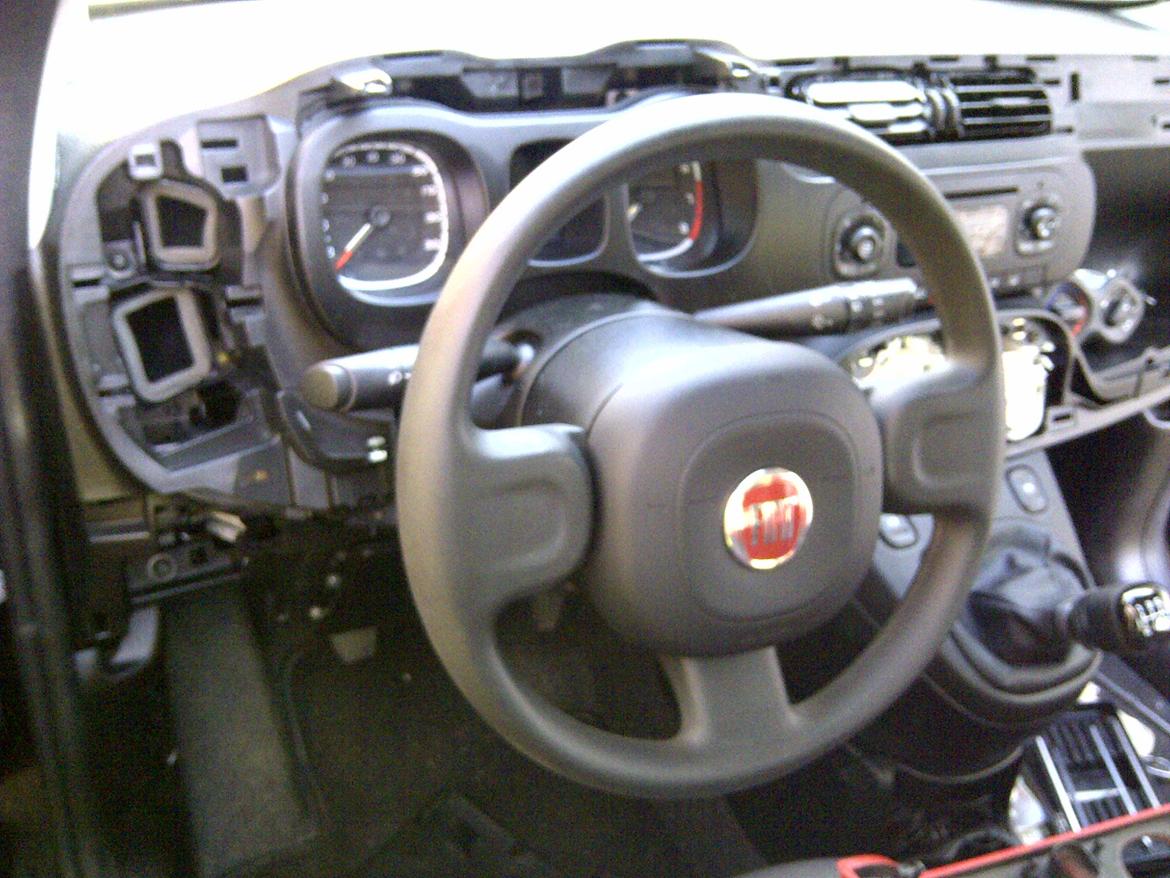 Fiat Panda 1,2 Valore - Sælgeren sagde at vores model Panda ikke kunne fås med rødt bord.... billede 15