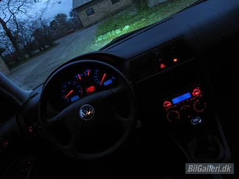 VW Golf 4 (solgt) - Mit VDO anlæg passer godt ind når der bliver mørket.  billede 9