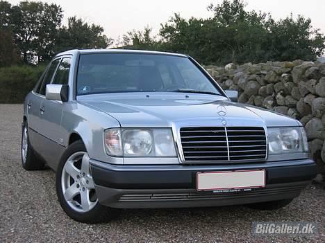 Mercedes Benz W124 300D - W124 Mk2. blev produceret fra 1990 til 1993. Den kendes på plankerne på siden, krom indlagte håndtag samt i kabinen de nye forbedrede ergonomiske sæder samt træ-beklædningen i dørene og instrumentering. billede 2