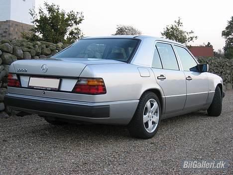 Mercedes Benz W124 300D - Da Mk2. blev introduceret blev motoren forbedret, og kendere ved at samlinger, ledninger og pakninger på disse årgange er specielt holdbare. Min personlige vurdering er, at det er fra den tidsalder hvor sparerunderne endnu ikke havde nået Stuttgart fuldt. billede 3