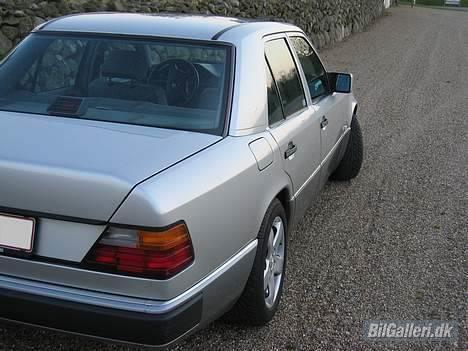 Mercedes Benz W124 300D - Mk2. har desuden krom på toppen af kofangere samt planker. Jeg syntes, at det er flot og klassisk. billede 4