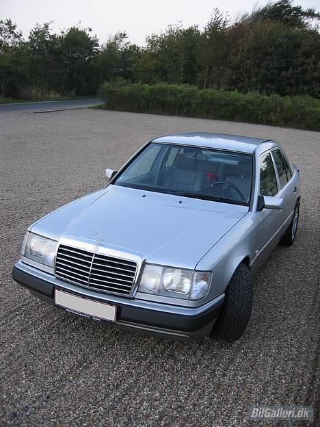 Mercedes Benz W124 300D - Desværre er der ikke soltag i min vogn. Der er Klima. Men et soltag havde set godt ud. Dog er jeg overordentligt glad for, at der er Klima istedet. Lofthøjden er meget bedre, og himlen flot og stilfuld. billede 6