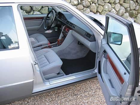 Mercedes Benz W124 300D - Kvalitet, finish og stil er udsøgt i en W124. Især fra Mk2. udgaverne. Efter min beskedne mening, er dette en rigtig mercedes. De nyere modeller - herunder fx. W210 med rundelygter - er slet ikke lige så flot og omhyggeligt lavet. billede 7