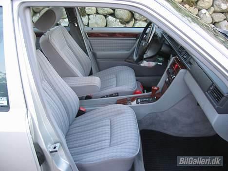 Mercedes Benz W124 300D - Heldigvis er MB igen idag på de flotte linier. Jeg ønsker mig brændende en af de nye S-klasser - desværre er min bankkonto uening -:) billede 8